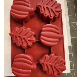 Wilton Pumpkins and Leaves 6-Cavity Silicone Baking Mold B36